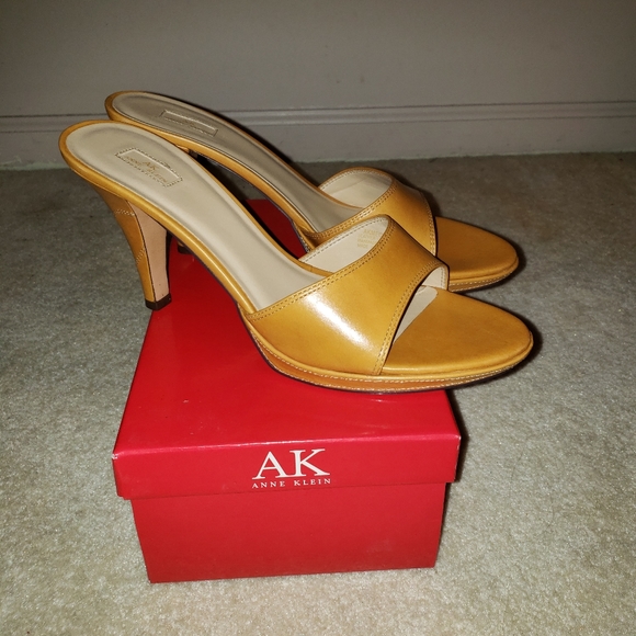 Shoes - Picture 2 of 5